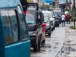 Awas Macet! Ada Pengecoran Jalan di Cirendeu