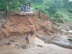 Jembatan Penghubung Antardesa di Bima Putus Akibat Banjir