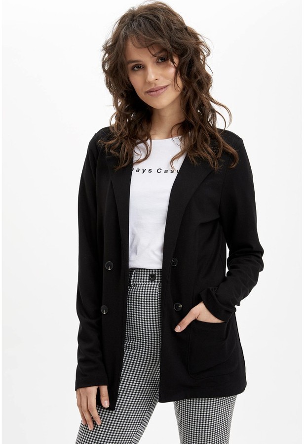 Blazer / Foto: Zalora Fashion item yang harus kamu miliki di lemari kamu