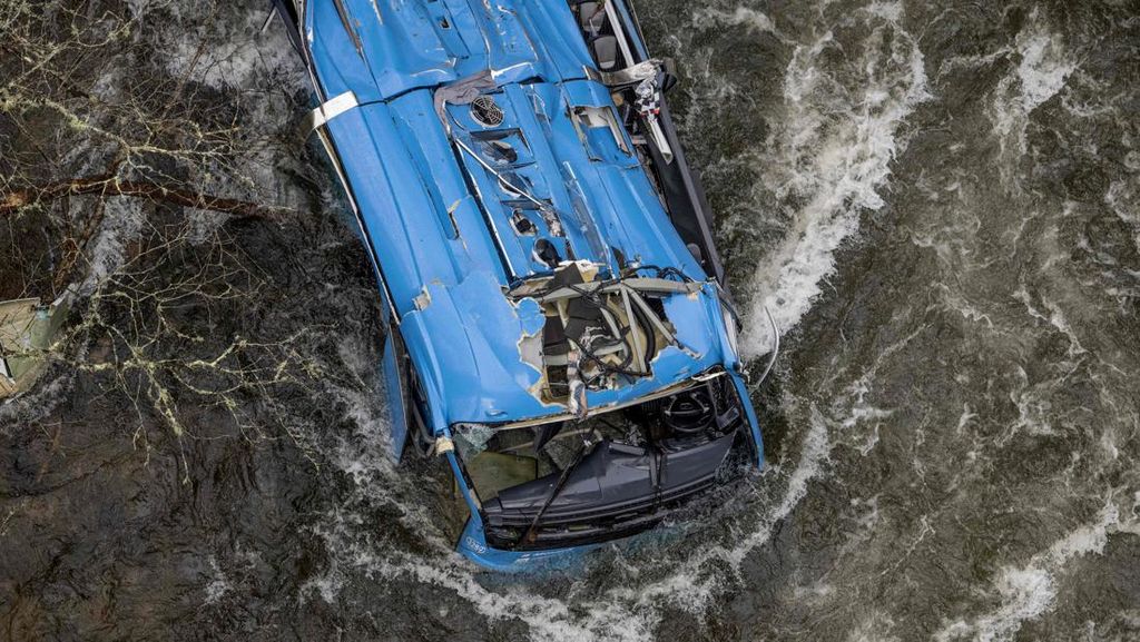 Bus Jatuh ke Sungai saat Cuaca Buruk di Spanyol, 6 Orang Tewas