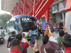 Jelang Lawan Brunei, Ratusan Suporter Serbu Bus Timnas Indonesia