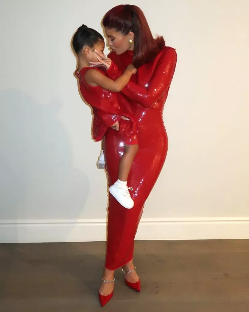 Busana Kylie Jenner dan Stormi rayakan Natal