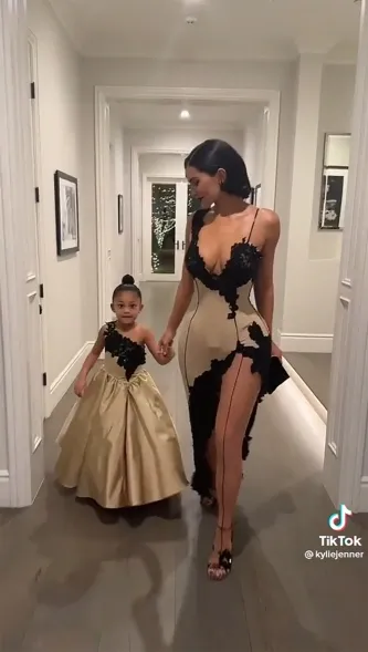 Busana Kylie Jenner dan Stormi rayakan Natal