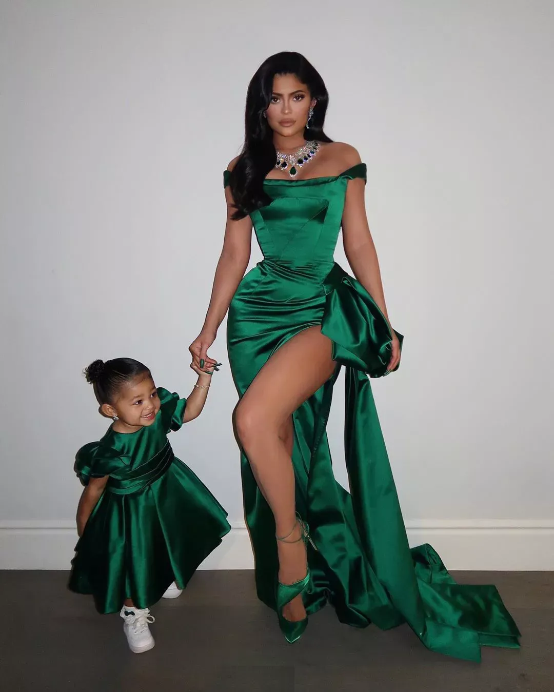 Busana Kylie Jenner dan Stormi rayakan Natal