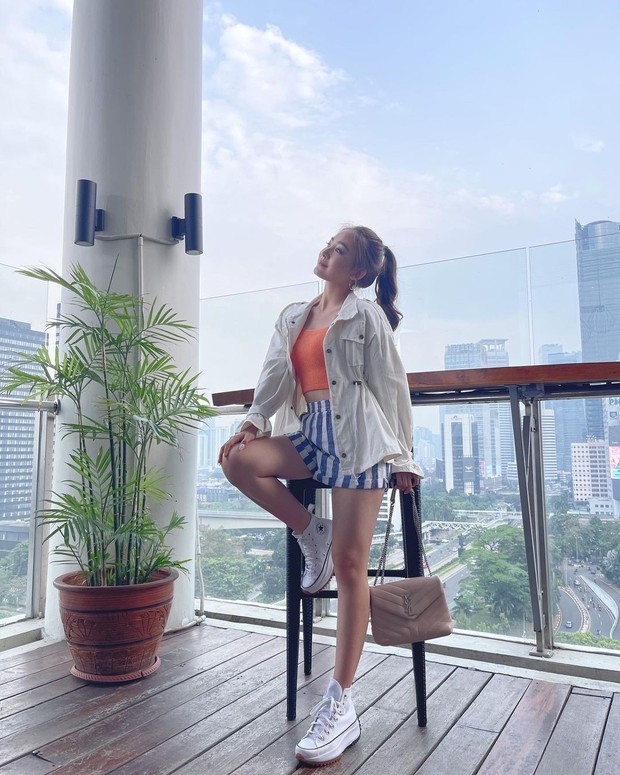 Gaya pakaian Natasha Wilona bisa jadi inspirasi untuk hangout bareng temen!