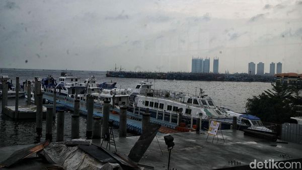 Cuaca Buruk, Pelabuhan Muara Angke Sepi Penumpang