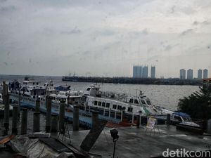 Cuaca Buruk, Pelabuhan Muara Angke Sepi Penumpang