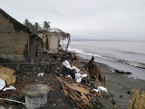 103 Jiwa Mengungsi Akibat Gelombang dan Pohon Tumbang di Mataram