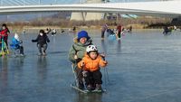 Danau Beku Jadi Tempat Main Ice Skating Warga Beijing