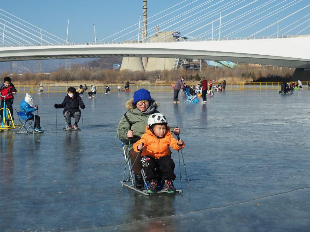 Danau Beku Jadi Tempat Main Ice Skating Warga Beijing
