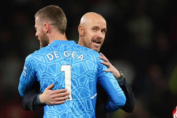 MANCHESTER, ENGLAND - OCTOBER 30: David de Gea of Manchester United gets congratulated on his performance by Erik Ten Hag the manager / head during the Premier League game between Manchester United and West Ham United at Old Trafford on October 30, 2022 in Manchester, United Kingdom. (Photo by Matthew Ashton - AMA/Getty Images)
