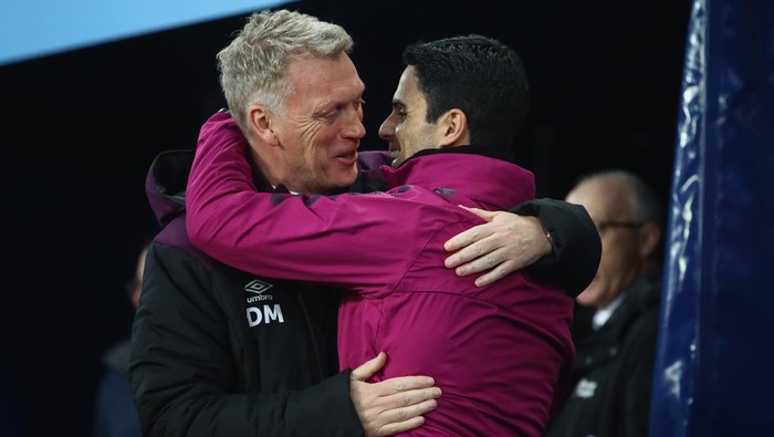 MANCHESTER, ENGLAND - DECEMBER 03:  David Moyes, Manager of West Ham United and Mikel Arteta, assistant coach of Manchester City greet each other during the Premier League match between Manchester City and West Ham United at Etihad Stadium on December 3, 2017 in Manchester, England.  (Photo by Clive Brunskill/Getty Images)