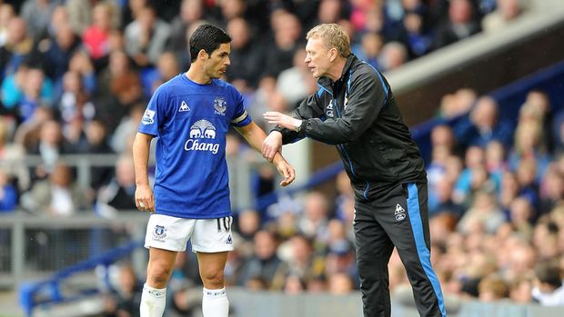 Everton's Mikel Arteta (left) and manager David Moyes (right) on the touchline.   (Photo by Nigel French - PA Images via Getty Images)