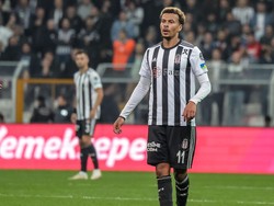 Natal Kelabu Dele Alli