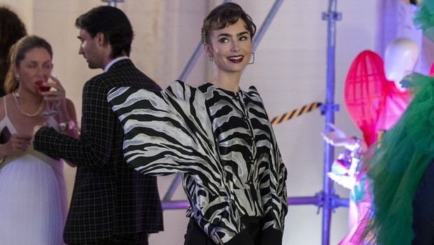 jaket zebra yang dikenakan Emily Cooper
