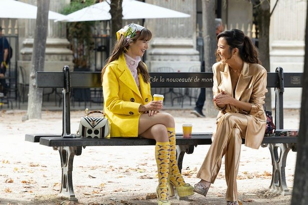 Emily Tampil Energic dan Fun dengan Outfit Serba Kuning. Foto: Netflix Emily in Paris Emily Tampil Energic dan Fun dengan Outfit Serba Kuning. Foto: Netflix Emily in Paris