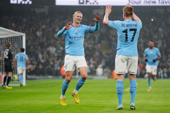 MANCHESTER, ENGLAND - DECEMBER 22: Erling Haaland of Manchester City celebrates with team mate Kevin De Bruyne after scoring their sides first goal during the Carabao Cup Fourth Round match between Manchester City and Liverpool at Etihad Stadium on December 22, 2022 in Manchester, England. (Photo by Matt McNulty - Manchester City/Manchester City FC via Getty Images)