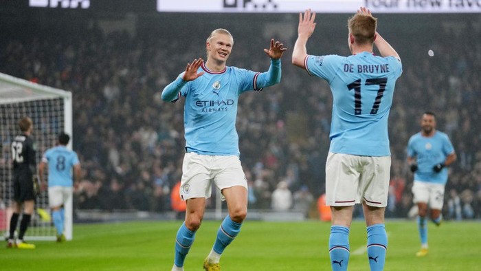 MANCHESTER, ENGLAND - DECEMBER 22: Erling Haaland of Manchester City celebrates with team mate Kevin De Bruyne after scoring their sides first goal during the Carabao Cup Fourth Round match between Manchester City and Liverpool at Etihad Stadium on December 22, 2022 in Manchester, England. (Photo by Matt McNulty - Manchester City/Manchester City FC via Getty Images)