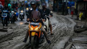 Eror Banget! Jalan Belum Kering Sudah Dilintasi