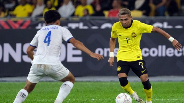 KUALA LUMPUR, MALAYSIA - DECEMBER 24: Anantaza Siphongphan of Laos and Mohamad Faisal Bin Abdul Halim of Malaysia during the AFF Mitsubishi Electric Cup Group B match Malaysia and Laos at Bukit Jalil National Stadium on December 24, 2022 in Kuala Lumpur, Malaysia. (Photo by How Foo Yeen/Getty Images)