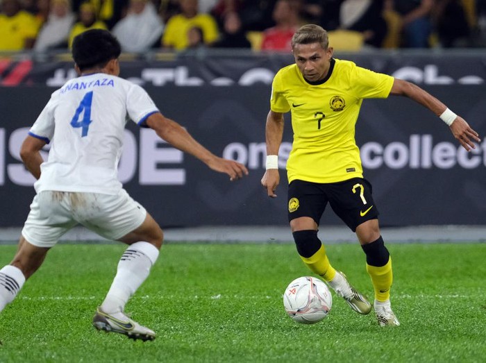 KUALA LUMPUR, MALAYSIA - DECEMBER 24: Anantaza Siphongphan of Laos and Mohamad Faisal Bin Abdul Halim of Malaysia during the AFF Mitsubishi Electric Cup Group B match Malaysia and Laos at Bukit Jalil National Stadium on December 24, 2022 in Kuala Lumpur, Malaysia. (Photo by How Foo Yeen/Getty Images)