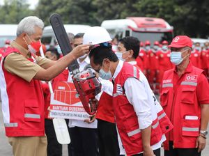 Ganjar Serahkan Perahu-APD ke Relawan PMI Bantu Penanggulangan Bencana