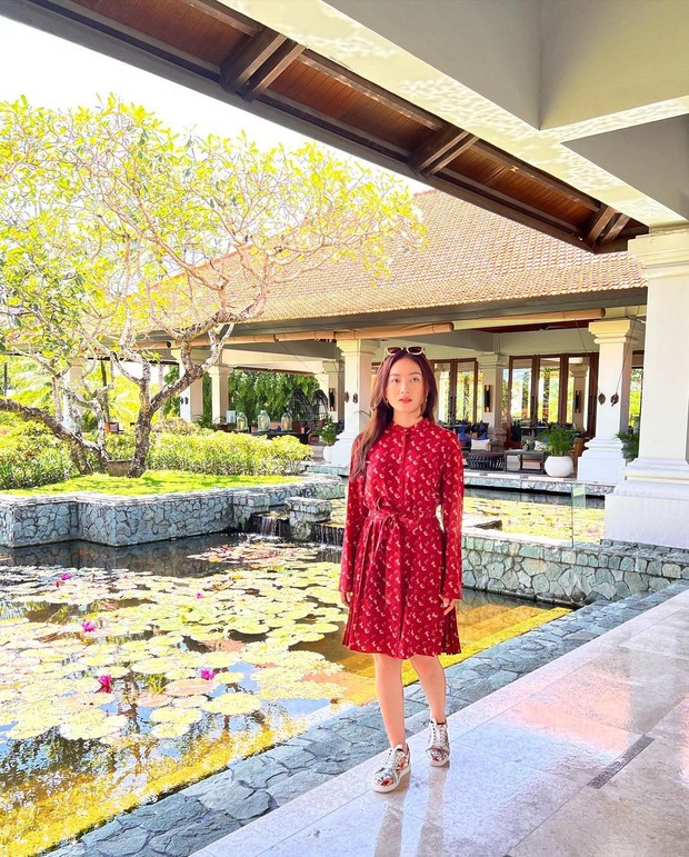 Gaya pakaian Natasha Wilona bisa jadi inspirasi untuk hangout bareng temen!