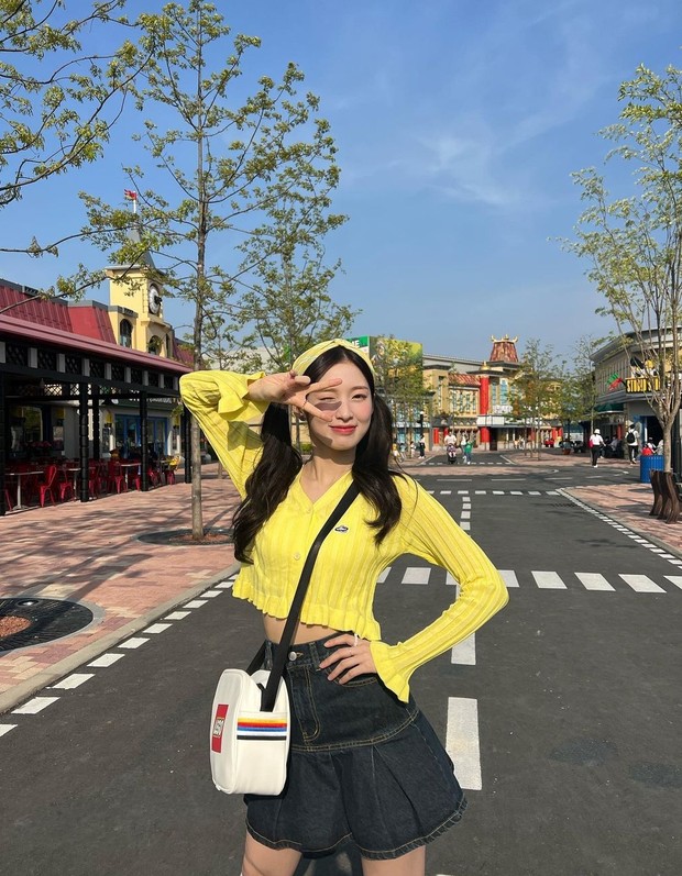 Gaya feminim ala Arin Oh My Girl. Foto: Instagram.com/ye._.vely618 Gaya feminim ala Arin Oh My Girl. Foto: Instagram.com/ye._.vely618