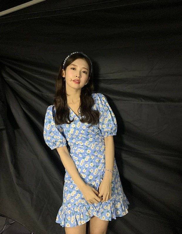 Gaya feminim ala Arin Oh My Girl. Foto: Instagram.com/ye._.vely618 Gaya feminim ala Arin Oh My Girl. Foto: Instagram.com/ye._.vely618