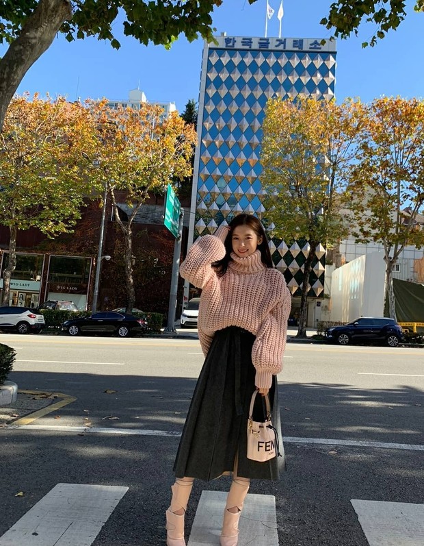 Gaya feminim ala Arin Oh My Girl. Foto: Instagram.com/ye._.vely618 Gaya feminim ala Arin Oh My Girl. Foto: Instagram.com/ye._.vely618