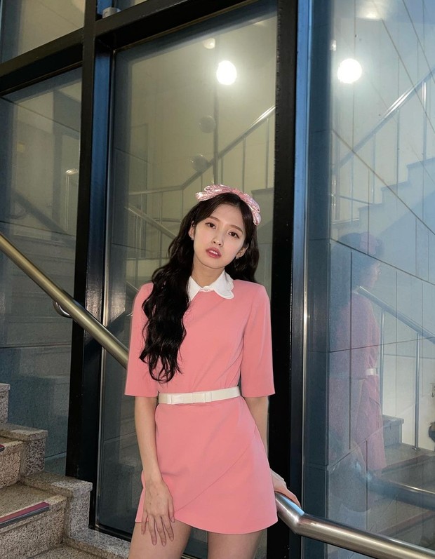 Gaya feminim ala Arin Oh My Girl. Foto: Instagram.com/ye._.vely618 Gaya feminim ala Arin Oh My Girl. Foto: Instagram.com/ye._.vely618