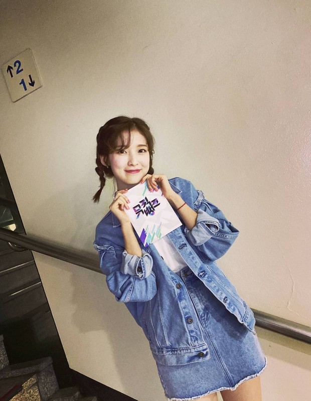 Gaya kasual ala Arin Oh My Girl. Foto: Instagram.com/ye._.vely618 Gaya kasual ala Arin Oh My Girl. Foto: Instagram.com/ye._.vely618