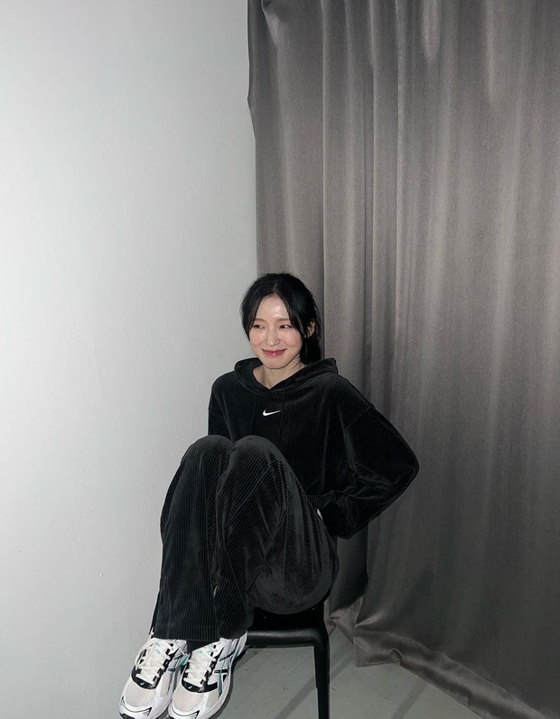 Gaya kasual ala Arin Oh My Girl. Foto: Instagram.com/ye._.vely618 Gaya kasual ala Arin Oh My Girl. Foto: Instagram.com/ye._.vely618