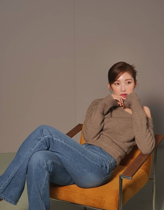 Gaya kasual ala Arin Oh My Girl. Foto: Instagram.com/ye._.vely618 Gaya kasual ala Arin Oh My Girl. Foto: Instagram.com/ye._.vely618