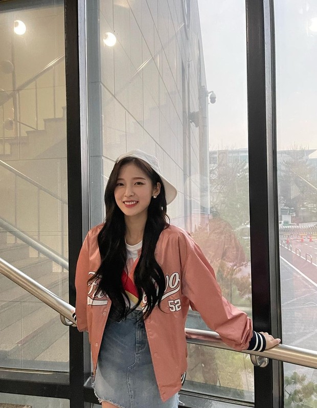 Gaya kasual ala Arin Oh My Girl. Foto: Instagram.com/ye._.vely618 Gaya kasual ala Arin Oh My Girl. Foto: Instagram.com/ye._.vely618