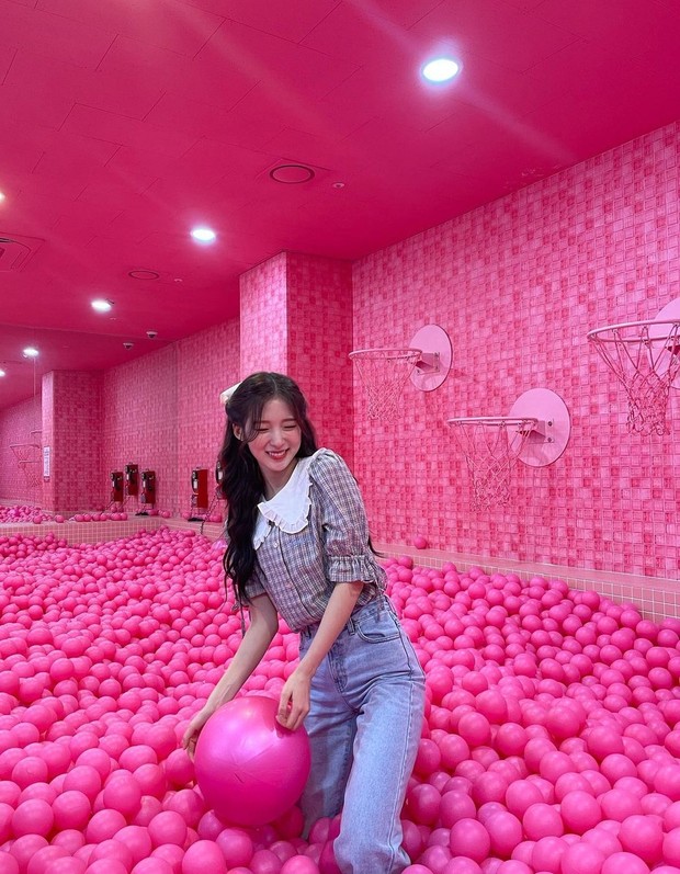 Gaya kasual ala Arin Oh My Girl. Foto: Instagram.com/ye._.vely618 Gaya kasual ala Arin Oh My Girl. Foto: Instagram.com/ye._.vely618