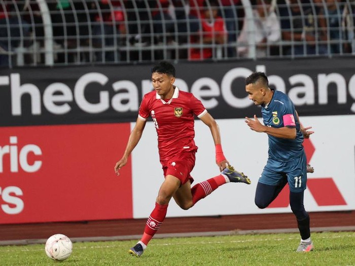 Pesepak bola Timnas Indonesia Dendy Sulistyawan (kiri) menggiring bola dengan dibayangi pesepak bola Brunei Darussalam Najib Tarif dalam pertandingan Grup A Piala AFF 2022 di Stadion Kuala Lumpur, Malaysia, Senin (26/12/2022). Indonesia mengalahkan Brunei Darussalam dengan skor 7-0. ANTARA FOTO/Humas PSSI/wpa/tom.