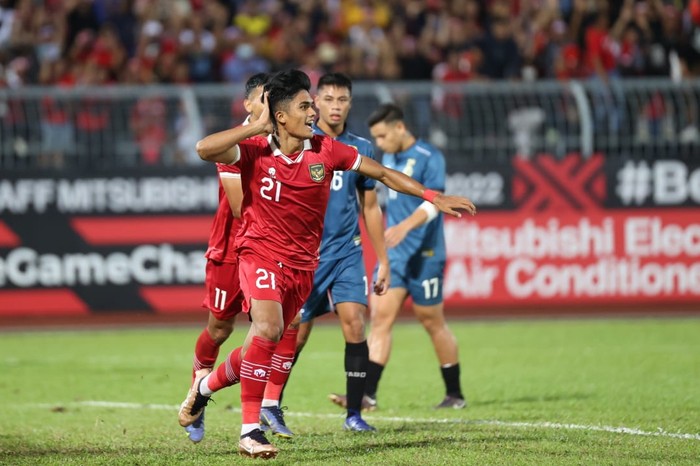 Pesepak bola Timnas Indonesia Dendy Sulistyawan (kiri) menggiring bola dengan dibayangi pesepak bola Brunei Darussalam Najib Tarif dalam pertandingan Grup A Piala AFF 2022 di Stadion Kuala Lumpur, Malaysia, Senin (26/12/2022). Indonesia mengalahkan Brunei Darussalam dengan skor 7-0. ANTARA FOTO/Humas PSSI/wpa/tom.
