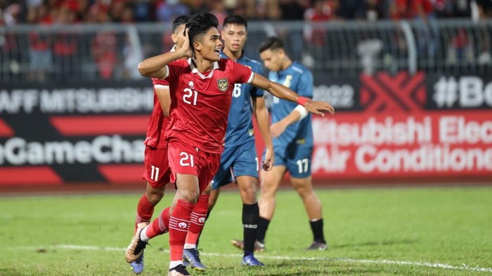 INDONESIA KALAHKAN BRUNEI DARUSSALAM Pesepak bola Timnas Indonesia Dendy Sulistyawan (kiri) menggiring bola dengan dibayangi pesepak bola Brunei Darussalam Najib Tarif dalam pertandingan Grup A Piala AFF 2022 di Stadion Kuala Lumpur, Malaysia, Senin (26/12/2022). Indonesia mengalahkan Brunei Darussalam dengan skor 7-0. ANTARA FOTO/Humas PSSI/wpa/tom.