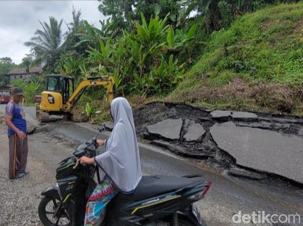 Aspal Jalan Poros Enrekang-Toraja Terangkat Akibat Longsor, Warga Panik!