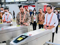 Momen Jokowi Naik KRL Bareng Luhut dan Heru Budi dari Tn Abang ke Manggarai