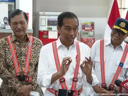 Gestur Jari Jokowi Saat Sebut Clue Reshuffle Kabinet