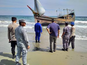 Kapal Rohingya dari Myanmar Karam di Aceh, Bakamla Evakuasi Penumpang Kapal Rohingya dari Myanmar Karam di Aceh, Bakamla Evakuasi Penumpang