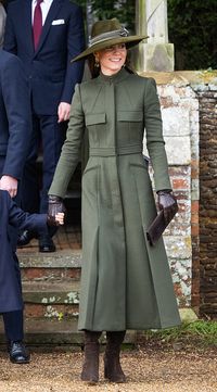 Kate Middleton Tampil Elegan Bergaya Serba Hijau Saat Rayakan Natal ...