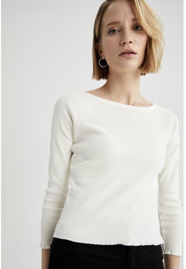 Kaus Putih / Foto: Zalora Fashion item yang harus kamu miliki di lemari kamu