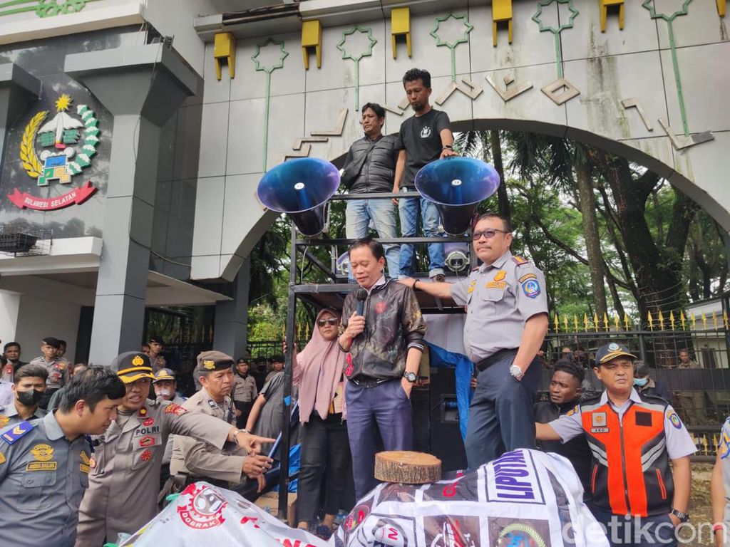 Pemprov Sulsel Tegas Tolak Tuntutan Komunitas Driver soal Tarif Taksi Online Pemprov Sulsel Tegas Tolak Tuntutan Komunitas Driver soal Tarif Taksi Online