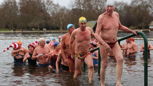 Keseruan Lomba Renang saat Hari Natal  di London