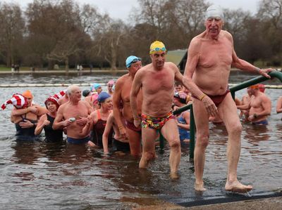 Keseruan Lomba Renang saat Hari Natal  di London