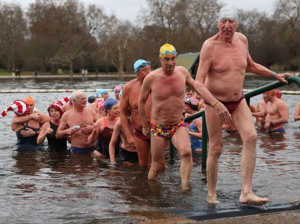 Keseruan Lomba Renang saat Hari Natal  di London