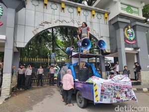 Sopir Taksi Online Geruduk Kantor Gubernur Sulsel, Tolak Penetapan Tarif Baru Sopir Taksi Online Geruduk Kantor Gubernur Sulsel, Tolak Penetapan Tarif Baru
